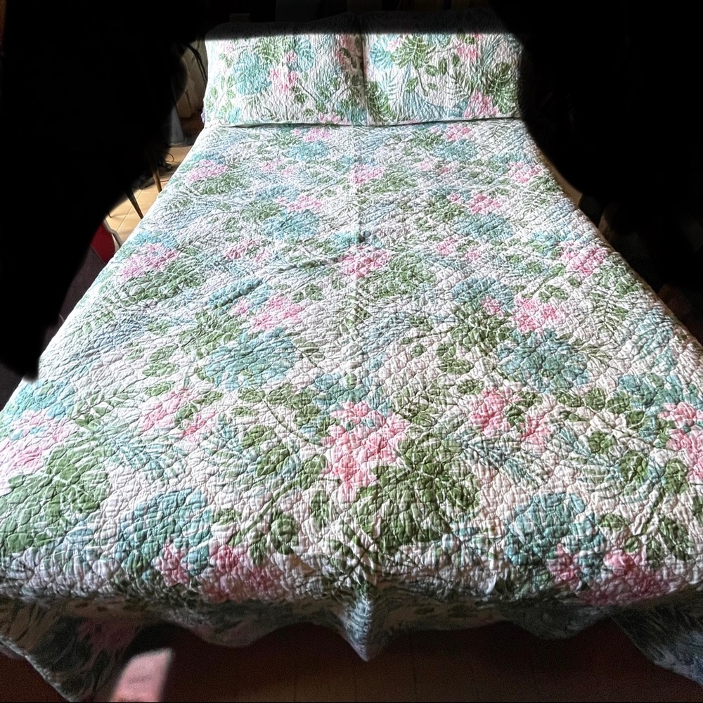 Kohls white & green floral king bedpread & pillow shams